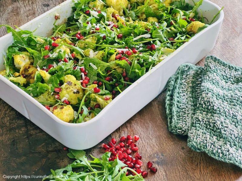 Bloemkoolsalade met rucola en granaatappelpitjes
