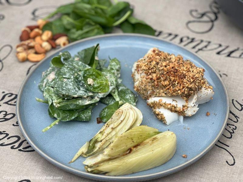 Kabeljauw met Knapperige Notenkorst, Venkel en Spinazie Salade