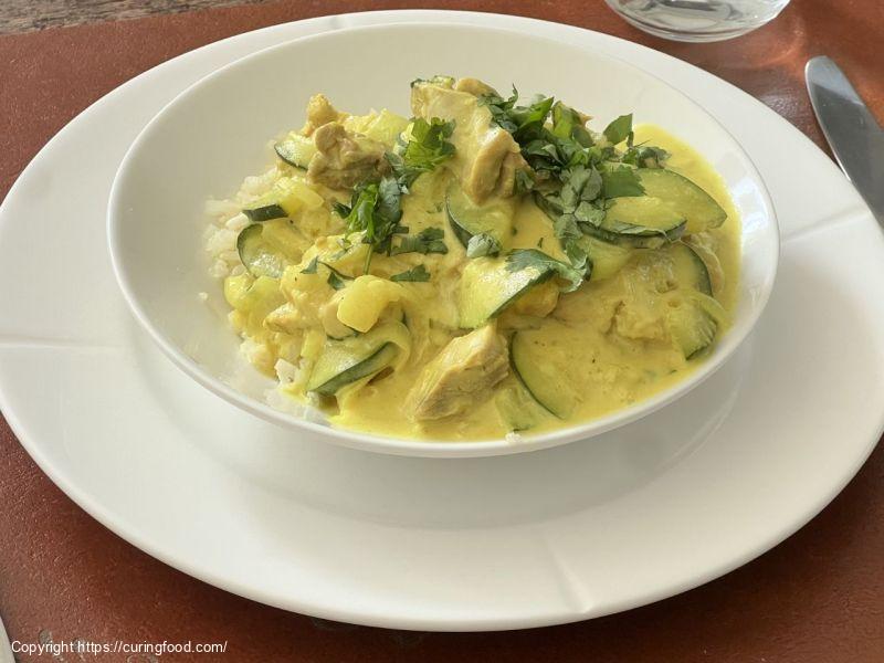 Kokoscurry met Kip, Courgette en Bloemkoolrijst